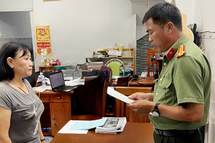 Cơ quan An ninh điều tra Công an tỉnh Kiên Giang tống đạt các quyết định khởi tố vụ án, khởi tố bị can, thi hành lệnh bắt tạm giam đối với Nguyễn Ngọc Châu.