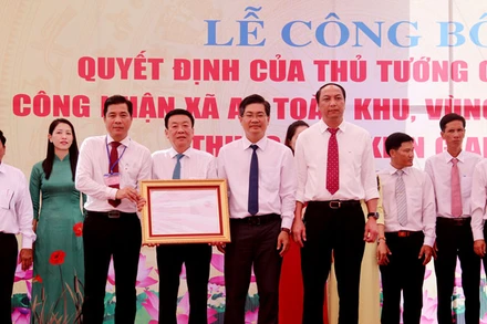 Lãnh đạo tỉnh Kiên Giang trao Quyết định của Thủ tướng Chính phủ công nhận xã An toàn khu, vùng An toàn khu thuộc tỉnh Kiên Giang.
