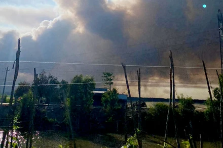 Khói bốc lên từ vụ cháy rừng tràm ở kênh T4, xã Vĩnh Phú, huyện Giang Thành, chiều 28/4. 