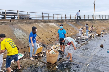 Lực lượng cán bộ, đảng viên và nhân dân tham gia thu gom rác ở thành phố Phú Quốc.
