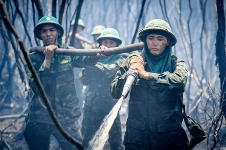 Cán bộ, chiến sĩ của các lực lượng Sư đoàn 330 (Quân khu 9), Công an tỉnh Kiên Giang, Bộ Chỉ huy quân sự tỉnh Kiên Giang có gần 100 giờ chữa cháy. 