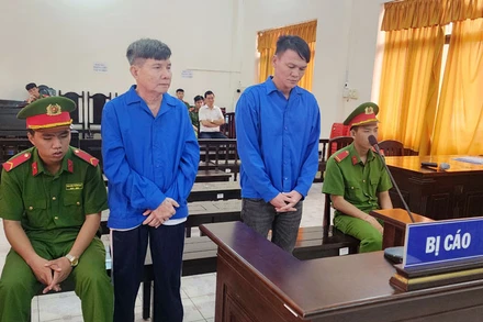 Hai bị cáo Phước (bên phải) và Tùng tại phiên tòa.