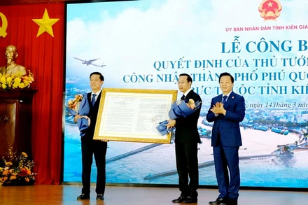 Phó Thủ tướng Chính phủ Trần Hồng Hà trao Quyết định của Thủ tướng Chính phủ về việc công nhận thành phố Phú Quốc là đô thị loại I cho lãnh đạo thành phố Phú Quốc và tỉnh Kiên Giang.