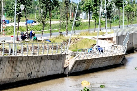 Hiện trường bờ kè sạt lở sau hơn 5 tháng đưa vào sử dụng.