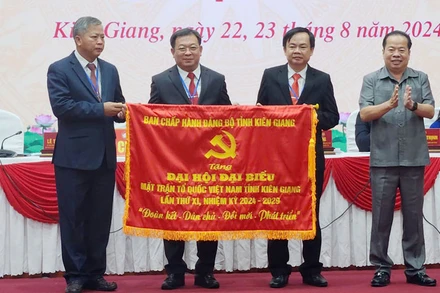 Phó Bí thư Thường trực Tỉnh ủy Kiên Giang Mai Văn Huỳnh tặng bức trướng cho Đại hội. 