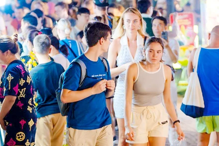 Khách quốc tế du lịch tại Phú Quốc.