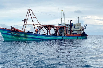 Tàu KG 93003 TS đang bị dẫn giải về cảng thuộc Bộ Tư lệnh Vùng Cảnh sát biển 4 ở thành phố Phú Quốc.