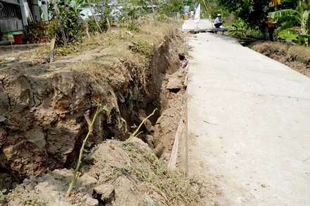 Khô hạn khiến nhiều tuyến đường ở huyện U Minh Thượng bị sụt lún. 