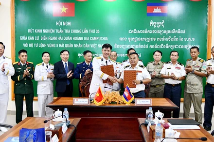 Thượng tá Mai Đăng Danh và Phó Đô đốc May Dina trao biên bản ghi nhớ công tác phối hợp trong thời gian tới.