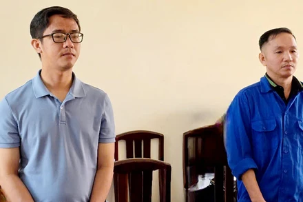 Bị cáo Ngô Ngọc Quyền (bên phải) và Nguyễn Quốc Huy tại phiên tòa. (Ảnh: VĂN VŨ).