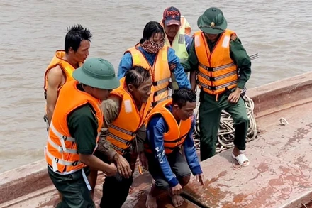 Các nạn nhân được cán bộ, chiến sĩ Trạm Kiểm soát Biên phòng Kim Quy ứng cứu kịp thời.