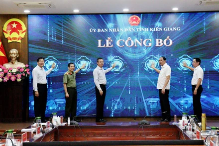 Chủ tịch Ủy ban nhân dân tỉnh Kiên Giang Lâm Minh Thành (thứ ba, từ phải qua), Trưởng Ban Chỉ đạo Chuyển đổi số tỉnh và các đại biểu thực hiện nghi thức vận hành chính thức nền tảng Văn phòng điện tử tỉnh Kiên Giang.