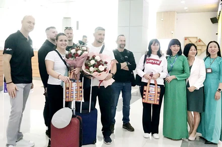 Lãnh đạo Trung tâm xúc tiến Đầu tư, Thương mại và Du lịch tỉnh Kiên Giang tổ chức đón khách từ Cộng hòa Séc đến tham quan, nghỉ dưỡng tại Phú Quốc. 