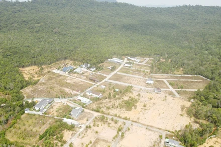 Một khu đất tại Phú Quốc mà các đối tượng phạm tội đã phân lô bán nền bị công an triệt phá trong một vụ án gần đây. 