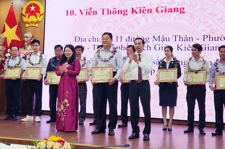 Lãnh đạo tỉnh Kiên Giang trao bằng khen Ủy ban nhân dân tỉnh cho các tập thể có thành tích xuất sắc trong phong trào thi đua chuyên đề “Doanh nghiệp tỉnh Kiên Giang hội nhập và phát triển” năm 2023. 