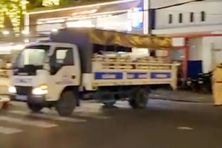 Xe chuyên dụng của Công an chốt chặn để tổ chức kiểm tra, xử lý quán về hành vi kinh doanh quá giờ quy định, gây mất an ninh trật tự trong khu dân cư. (Ảnh cắt từ clip)