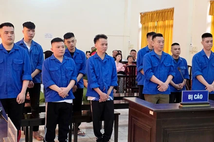 Các bị cáo tại phiên toà. (Ảnh: VĂN VŨ).