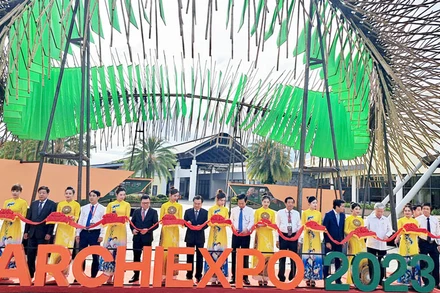 Lãnh đạo Trung ương, tỉnh Kiên Giang và khách mời cắt băng khai mạc triển lãm Kiến trúc Hội nhập và Phát triển năm 2023 với chủ đề “Kiến trúc - tạo lập không gian bền vững cho cộng đồng”.