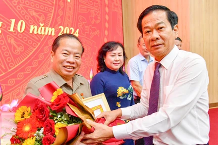 Ủy viên Trung ương Đảng, Bí thư Tỉnh ủy, Trưởng đoàn đại biểu Quốc hội đơn vị tỉnh Kiên Giang Đỗ Thanh Bình trao Huy hiệu Đảng cho đồng chí cao niên tuổi Đảng. 
