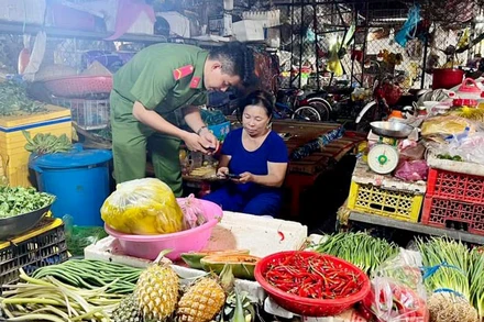 Lực lượng thanh niên Công an Kiên Giang đến tận nơi hướng dẫn người dân kích hoạt tài khoản định danh điện tử.