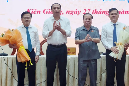 Lãnh đạo tỉnh Kiên Giang tặng hoa chúc mừng đồng chí Giang Thanh Khoa (bìa phải) được bầu giữ chức Phó Chủ tịch Ủy ban nhân dân tỉnh.