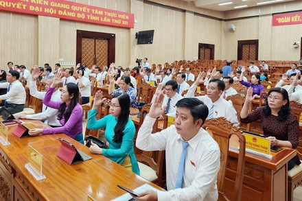 Các đại biểu biểu quyết thông qua 14 Nghị quyết của Hội đồng nhân dân tỉnh Kiên Giang tại Kỳ họp thứ 18, sáng ngày 10/11/2023. 