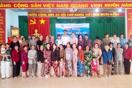 Báo cáo viên Bộ Tư lệnh Vùng 5 Hải quân tuyên truyền biển, đảo năm 2025 tại xã Vĩnh Hòa Hiệp, huyện Châu Thành, tỉnh Kiên Giang.