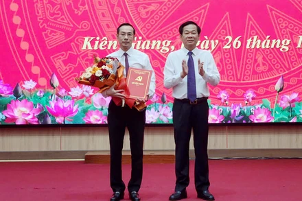 Ủy viên Trung ương Đảng, Bí thư Tỉnh ủy Kiên Giang Đỗ Thanh Bình trao quyết định của Ban Bí thư chuẩn y đồng chí Nguyễn Thanh Nhàn, Phó Chủ tịch Ủy ban nhân dân tỉnh Kiên Giang giữ chức Phó Bí thư Tỉnh ủy Kiên Giang nhiệm kỳ 2020-2025.