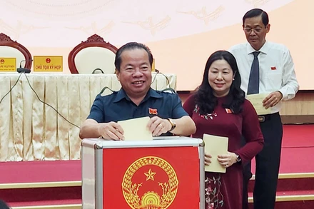 Đại biểu Hội đồng nhân dân tỉnh Kiên Giang thực hiện việc bỏ phiếu tín nhiệm. 