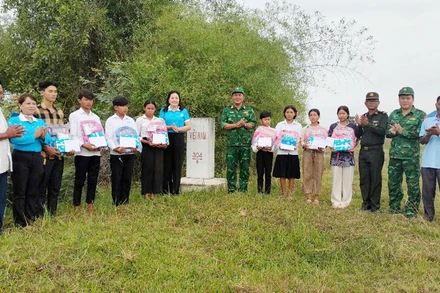Đồn Biên phòng Phú Mỹ và Hội Liên hiệp Phụ nữ huyện Giang Thành và lực lượng bảo vệ biên giới của Campuchia tổ chức tặng quà, trao kinh phí “Nâng bước em tới trường” cho học sinh Campuchia. (Ảnh: ĐỒN BIÊN PHÒNG PHÚ MỸ)