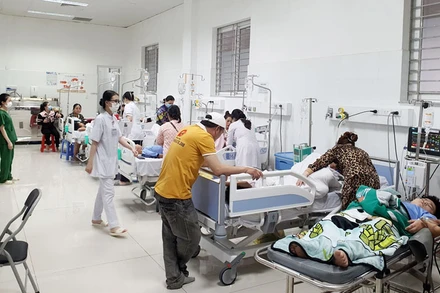 Các em học sinh nghi ngộ độc thực phẩm ở Kiên Giang đang được điều trị tích cực. 