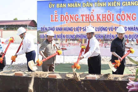 Đại tướng Lê Hồng Anh, nguyên Ủy viên Bộ Chính trị, nguyên Thường trực Ban Bí thư Trung ương Đảng, lãnh đạo tỉnh An Giang và lãnh đạo tỉnh Kiên Giang thực hiện nghi thức khởi công.