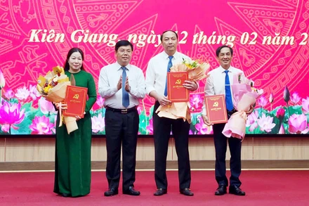 Ủy viên Trung ương Đảng, Bí thư Tỉnh ủy Kiên Giang Nguyễn Tiến Hải trao quyết định, tặng hoa chúc mừng lãnh đạo Đảng bộ các Cơ quan Đảng tỉnh Kiên Giang.