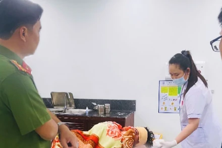 Thành viên của Tổ công tác thuộc Phòng Kỹ thuật hình sự Công an tỉnh Kiên Giang trao đổi chuyên môn với nhân viên y tế tại Bệnh viện Đa khoa tỉnh Kiên Giang về tình trạng sức khỏe của nạn nhân N.V.T.