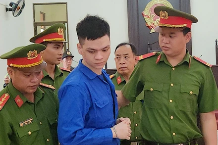 Bị cáo Đoàn Thiên Long được dẫn giải về nhà tạm giam sau khi tòa tuyên án tử hình.