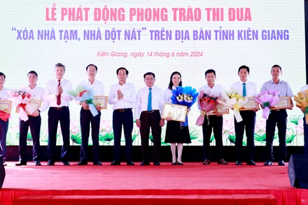 Lãnh đạo tỉnh Kiên Giang tặng hoa tri ân các nhà tài trợ. 