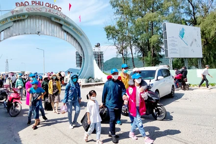 Khách du lịch đến thành phố Phú Quốc. 