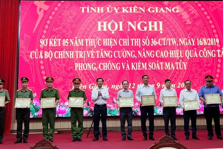 Ủy viên Trung ương Đảng, Bí thư Tỉnh ủy Kiên Giang Đỗ Thanh Bình trao bằng khen cho các tập thể có thành tích xuất sắc.
