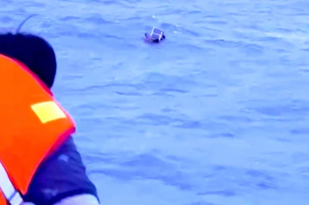 Lực lượng Bộ đội Biên phòng tiếp cận ngư dân gặp nạn trên biển. (Ảnh: Biên phòng Kiên Giang cung cấp).