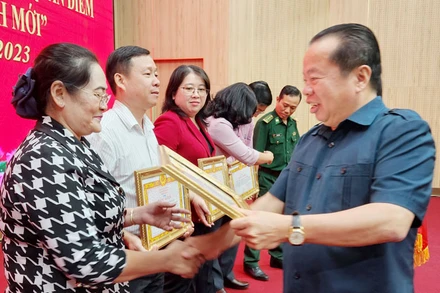 Phó Bí thư Thường trực Tỉnh ủy Kiên Giang Mai Văn Huỳnh tặng bằng khen cho tập thể, cá nhân có thành tích xuất sắc qua 5 triển khai thực hiện Nghị quyết số 35-NQ/TW.