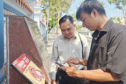 Kỹ sư lắp đặt thiết bị công nghệ hướng dẫn người dân trải nghiệm tại Di tích lịch sử quốc gia Mộ và Đình Nguyễn Trung Trực.