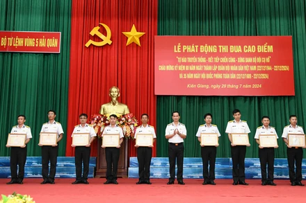 Chuẩn Đô đốc Nguyễn Hữu Thoan trao thưởng cho các tập thể, cá nhân có thành tích tốt trong tham gia diễn tập chỉ huy-tham mưu năm 2024.
