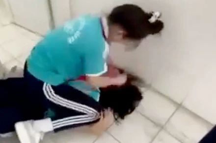 Hai nữ sinh đánh nhau trong nhà vệ sinh. (Ảnh cắt từ clip)