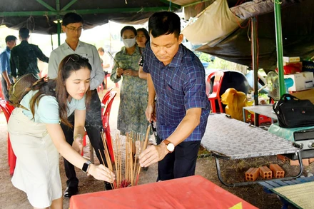 Thành viên Đoàn công tác tỉnh Kiên Giang thắp hương phần hài cốt liệt sĩ do Đội K92 tìm kiếm, quy tập trên nước bạn Campuchia.
