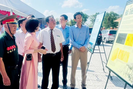 Các đại biểu xem trưng bày hình ảnh, tư liệu lịch sử của tỉnh Kiên Giang. 