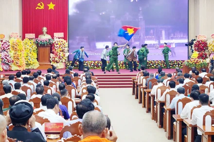 Tiết mục văn nghệ chào mừng Kỷ niệm 50 năm Ngày Giải phóng miền nam, thống nhất đất nước.