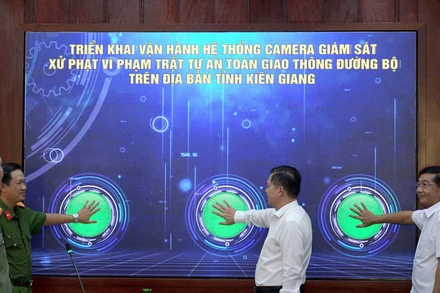 Lãnh đạo Ủy ban nhân dân tỉnh Kiên Giang cùng lãnh đạo sở, ngành tỉnh bấm nút vận hành hệ thống camera giám sát, xử phạt vi phạm trật tự, an toàn giao thông đường bộ trên địa bàn tỉnh Kiên Giang. (Ảnh: VĂN VŨ)