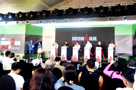 Ban tổ chức bấm nút khai mạc giải chạy BIM Group Ironman 70.3 Phú Quốc năm 2023.