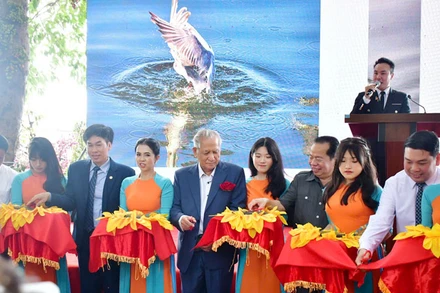 Nghi thức cắt băng khai mạc triển lãm. 