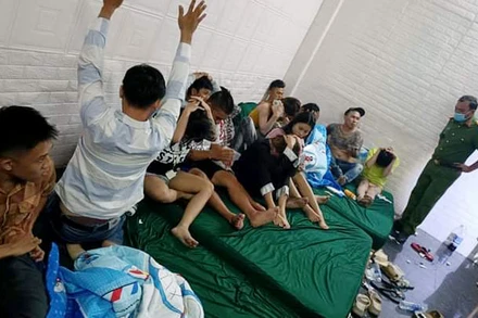 Các đối tượng sử dụng trái phép chất ma túy trong nhà nghỉ ở thành phố Rạch Giá, tỉnh Kiên Giang. (Ảnh: Công an cung cấp).